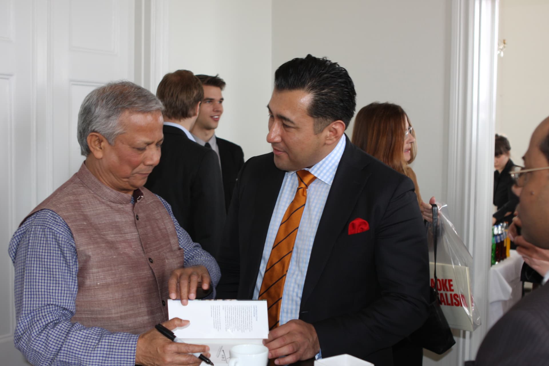Ivan Daza presenting CommunicaringSchool to Nobel Peace laureate Muhammad Yunus