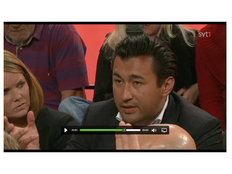 Stillbild från SVT Debatt — Ivan Daza tar ordet i publiken